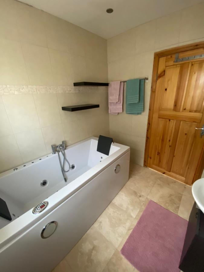 Town Villa With Charming Garden, Bbq Area & Sleeps 6 Cashel  Exterior foto