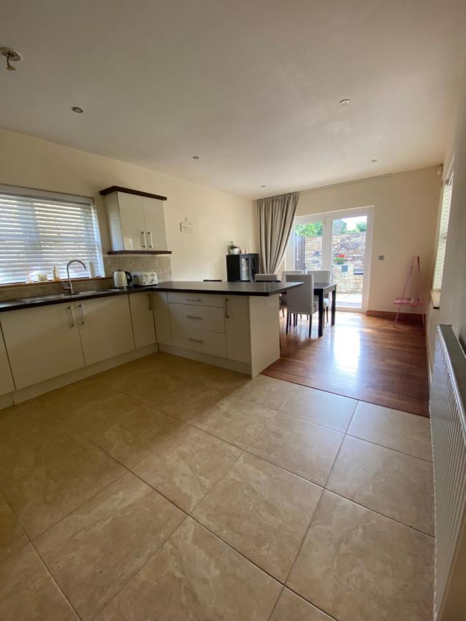 Town Villa With Charming Garden, Bbq Area & Sleeps 6 Cashel  Exterior foto