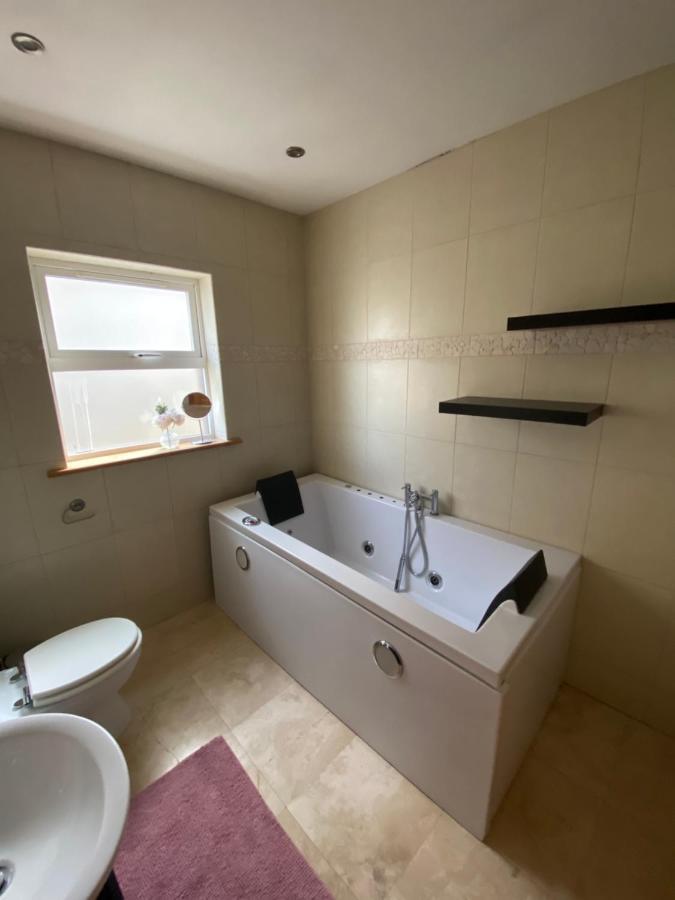 Town Villa With Charming Garden, Bbq Area & Sleeps 6 Cashel  Exterior foto